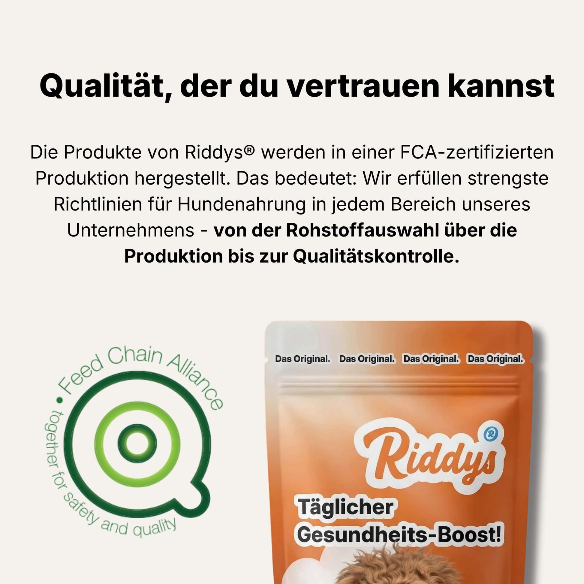 Dieses Bild trägt die Überschrift "Qualität, der du vertrauen kannst". Der Text erläutert, dass Riddys Produkte in einer FCA-zertifizierten Produktion hergestellt werden und strengste Richtlinien erfüllen. Abgebildet ist das grüne Logo der Feed Chain Alliance ("together for safety and quality") sowie ein Teil der orangefarbenen Produktverpackung für den "Täglicher Gesundheits-Boost!" für Hunde.