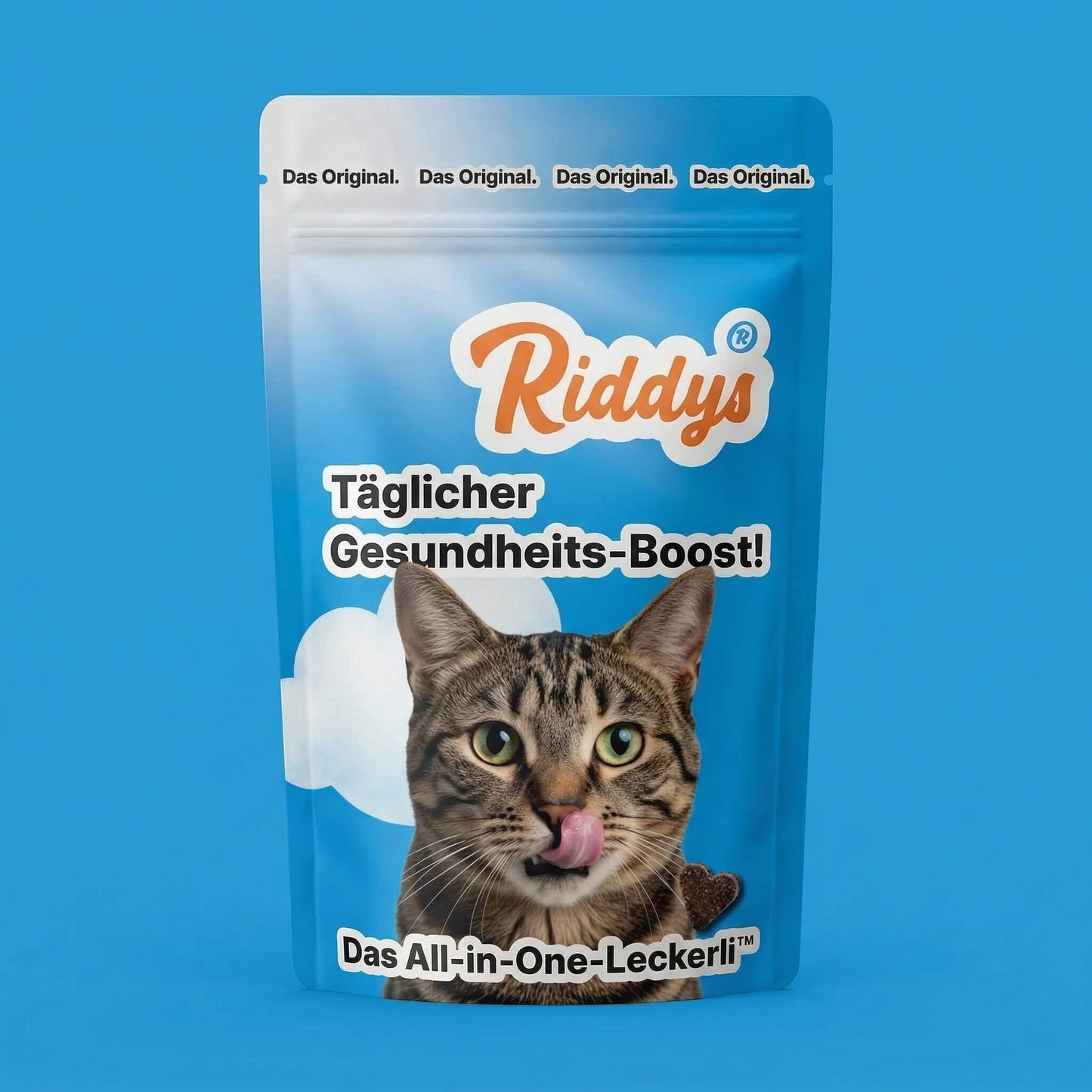 Frontalansicht der blauen Riddys Verpackung für 'Multivitamin-Leckerlis' für Katzen auf blauem Hintergrund. Die Tüte zeigt eine getigerte Katze, das orangefarbene Logo und den Text 'Täglicher Gesundheits-Boost!'. Ein kleines herzförmiges Multivitamin-Leckerli ist ebenfalls unten rechts abgebildet.